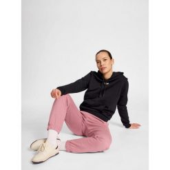 Bluza damska z kapturem Hummel LGC Shai. Czarne bluzy damskie Hummel, bez wzorów, eleganckie, bez ramiączek, z kapturem. W wyprzedaży za 239.00 zł.