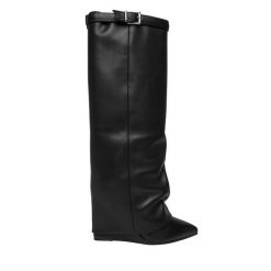 Kozaki Steve Madden. Czarne kozaki damskie Steve Madden, bez wzorów, bez obcasa, na koturnie, bez zapięcia. Za 1,099.00 zł.