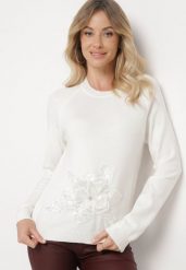 Biały Sweter Ozdobiony Cekinami Koralikami i Cyrkoniami w Kształcie Kwiatka Romiella. Białe swetry nierozpinane damskie Born2be, na zimę, m, bez wzorów, bez kołnierzyka, bez ramiączek. Za 89.99 zł.