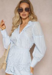 Niebieska Bawełniana Koszula w Stylu Retro ze Stójką Ozdobiona Ażurowymi Wstawkami Hesllema. Niebieskie koszule damskie Renee, l, w ażurowe wzory, z bawełny, eleganckie, bez kołnierzyka, bez ramiączek. Za 89.99 zł.