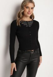 Czarny Kardigan z Wiskozą na Guziki z Prążkowanego Materiału Pinnasia. Czarne kardigany damskie Born2be, bez wzorów, z materiału, eleganckie, bez kołnierzyka. Za 59.99 zł.