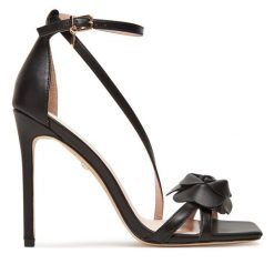 Sandały Marciano Guess. Czarne sandały damskie Marciano Guess, z aplikacjami, bez obcasa, na szpilce, bez zapięcia. Za 939.99 zł.