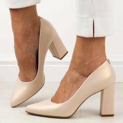 Beżowe perłowe czółenka damskie na słupku Sergio Leone Pb216. Brązowe czółenka damskie Sergio Leone, na jesień, bez wzorów, ze skóry, eleganckie, bez obcasa, na słupku, bez zapięcia. Za 159.00 zł.