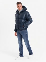Ciepła kurtka męska puffer ze ściągaczami – granatowa V2 OM-JAHP-0207 - XXL. Niebieskie kurtki męskie Ombre Clothing, na zimę, l, z aplikacjami, z gumy, z kapturem. W wyprzedaży za 299.99 zł.