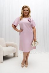 Pudrowo - różowa trapezowa sukienka Ivone z ręcznie szytym kwiatem PLUS SIZE XXL OVERSIZE WIOSNA. Czerwone sukienki damskie Moda Size Plus Iwanek, do pracy, na wiosnę, plus size, bez wzorów, z elastanu, biznesowe, bez kołnierzyka, plus size, bez ramiączek, mini, dopasowane. Za 289.90 zł.