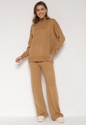 Beżowy Dzianinowy Komplet z Bawełną i Wełną Szerokie Spodnie i Sweter Golf Valefessa. Brązowe swetry nierozpinane damskie Born2be, uniwersalny, z aplikacjami, z bawełny, bez kołnierzyka, bez ramiączek. Za 129.99 zł.