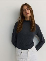 Sweter z domieszką wełny - szary. Szare swetry nierozpinane damskie Reserved, l, bez wzorów, z dzianiny, bez kołnierzyka, bez ramiączek. W wyprzedaży za 59.99 zł.