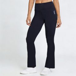 Szerokie legginsy Softee Magnitude w kolorze czarnym. Czarne legginsy damskie Softee, bez wzorów, z elastanu. Za 180.99 zł.