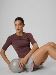 4F Koszulka treningowa slim szybkoschnąca damska - brązowa M. Brązowe bluzki damskie 4F, m, bez wzorów, sportowe, bez kołnierzyka, bez ramiączek. Za 129.99 zł.