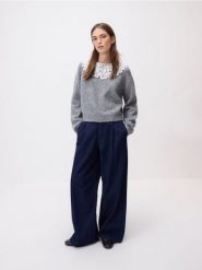 Sweter z ozdobnym kołnierzem - szary. Szare swetry nierozpinane damskie Reserved, l, bez wzorów, z dzianiny, bez kołnierzyka, bez ramiączek. Za 159.99 zł.