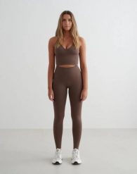 Damskie legginsy dłuższe, wysoki stan, invisible scrunch Shape Seamless brązowe. Brązowe legginsy damskie Aim'n, bez wzorów, z dzianiny. Za 301.00 zł.