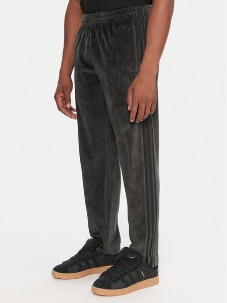 Adidas Spodnie dresowe SST adicolor Velour JW8377 Czarny Regular Fit. Czarne spodnie sportowe męskie Adidas, m, bez wzorów, z bawełny. Za 279.99 zł.