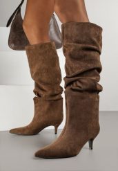 Brązowe Marszczone Kozaki na Obcasie Typu Kaczuszka Alevitte. Brązowe kozaki damskie Born2be, bez wzorów, z jeansu, bez obcasa, na obcasie, bez zapięcia. Za 159.99 zł.