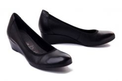 TAMARIS 22320-41 001 black, czółenka damskie. Czarne czółenka damskie Tamaris, bez wzorów, bez obcasa, na koturnie, bez zapięcia. Za 179.94 zł.