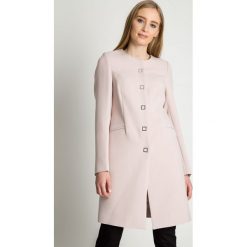 Elegancki wiosenny płaszcz w kolorze pudrowego różu INNA MARKA. Czerwone płaszcze damskie INNA MARKA, na wiosnę, z aplikacjami, biznesowe, bez kołnierzyka, bez kaptura. W wyprzedaży za 349.00 zł.