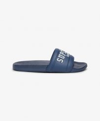 Superdry klapki Destination Pool z wyściełanym paskiem – Mariner Navy. Niebieskie klapki damskie Superdry, bez wzorów, z poliesteru, wakacyjne, bez obcasa, bez zapięcia. Za 135.40 zł.