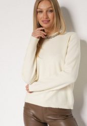 Biały Sweter z Dodatkiem Kaszmiru Ozdobiony Cekinami i Cyrkoniami Vetimona. Białe swetry nierozpinane damskie Born2be, z aplikacjami, z jeansu, eleganckie, bez kołnierzyka, bez ramiączek. Za 89.99 zł.