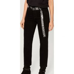 Jeansy mom fit z paskiem - Czarny. Czarne jeansy damskie Mohito, bez wzorów, z jeansu. W wyprzedaży za 29.99 zł.