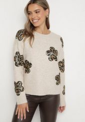 Beżowy Sweter z Kwiatowymi Naszywkami i Cekinami Ciadora. Brązowe swetry nierozpinane damskie Born2be, z aplikacjami, z jeansu, eleganckie, bez kołnierzyka, bez ramiączek. Za 159.99 zł.
