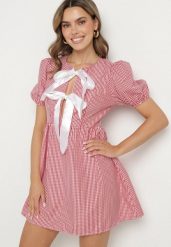 Czerwona Rozkloszowana Sukienka w Kratkę Vichy w Stylu Retro z Wiązaniem Telionea. Czerwone sukienki damskie Born2be, na co dzień, l, bez wzorów, klasyczne, bez kołnierzyka, bez ramiączek, mini, rozkloszowane. Za 74.99 zł.