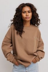 Bluza damska o kroju oversize z HAFTEM w kolorze CAMEL - CRAFT-UNI. Brązowe bluzy damskie Marsala, m, bez wzorów, z bawełny, klasyczne, bez ramiączek, bez kaptura. Za 349.90 zł.