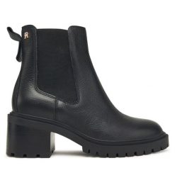 Botki Tommy Hilfiger. Czarne botki damskie Tommy Hilfiger, bez wzorów, bez obcasa, na słupku, bez zapięcia. Za 549.99 zł.