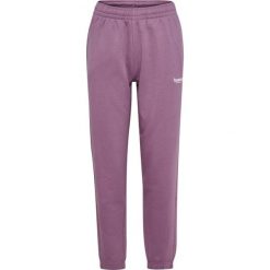Damskie spodnie dresowe Hummel Legacy 2.0. Fioletowe spodnie materiałowe damskie Hummel, na lato, bez wzorów, z dresówki, sportowe. Za 269.50 zł.