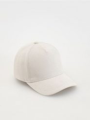 Czapka z daszkiem - jasnoszary. Szare czapki damskie Reserved, bez wzorów. W wyprzedaży za 15.99 zł.
