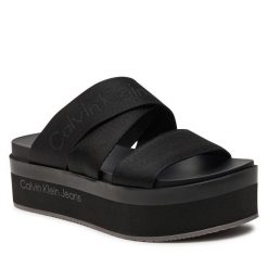 Klapki Calvin Klein Jeans. Czarne klapki damskie Calvin Klein Jeans, bez wzorów, z jeansu, bez obcasa, bez zapięcia. Za 229.99 zł.