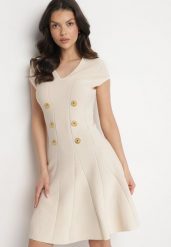 Beżowa Elegancka Sukienka Rozkloszowana z Wiskozą Zdobiona Guzikami Farelna. Brązowe sukienki damskie Born2be, na co dzień, na lato, z aplikacjami, z wiskozy, eleganckie, bez kołnierzyka, bez ramiączek, mini, kopertowe. Za 209.99 zł.