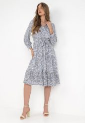 Niebieska Sukienka Haidelaia. Niebieskie sukienki damskie Born2be, l, bez wzorów, z materiału, klasyczne, bez kołnierzyka, bez ramiączek, midi, kopertowe. Za 119.99 zł.