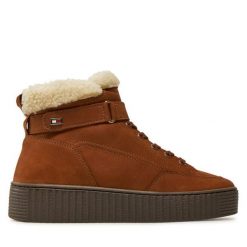 Botki Tommy Hilfiger. Brązowe botki damskie Tommy Hilfiger, bez wzorów, z nubiku, bez obcasa, na płaskiej podeszwie, bez zapięcia. Za 379.99 zł.