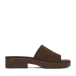 Klapki GINO ROSSI. Brązowe klapki damskie Gino Rossi, bez wzorów, bez obcasa, bez zapięcia. Za 249.99 zł.