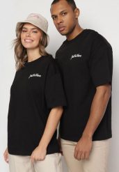 Czarna Bawełniana Koszulka T-shirt z Napisem Just Be There i Nadrukiem Melarea. Czarne bluzki damskie Born2be, l, bez wzorów, z bawełny, bez kołnierzyka, bez ramiączek. Za 59.99 zł.