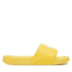 Klapki Lacoste. Żółte klapki damskie Lacoste, bez wzorów, bez obcasa, bez zapięcia. Za 119.99 zł.