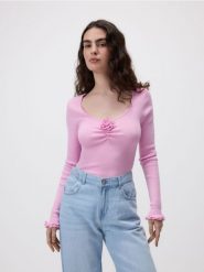 Sweter z wiskozą - różowy. Czerwone swetry nierozpinane damskie Reserved, l, bez wzorów, z dzianiny, bez kołnierzyka, bez ramiączek. W wyprzedaży za 79.99 zł.