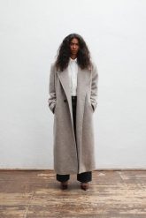 Wełniany trencz w kolorze BEIGE MELANGE - TESORO-S. Brązowe płaszcze damskie Marsala, m, bez wzorów, z jeansu, eleganckie, bez kołnierzyka, bez kaptura. Za 1,599.90 zł.