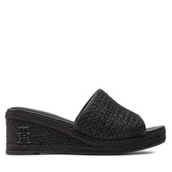 Klapki Tommy Hilfiger. Czarne klapki damskie Tommy Hilfiger, bez wzorów, bez obcasa, bez zapięcia. Za 219.99 zł.