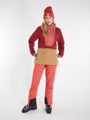 Kurtka damska Protest PRTMOORENA anorak. Czerwone kurtki sportowe damskie Protest, na lato, l, bez wzorów, z materiału, bez ramiączek, bez kaptura, trekkingowe. Za 599.99 zł.