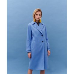 ELEGANCKI PŁASZCZ DAMSKI ZAPINANY NA GUZIKI. Niebieskie płaszcze damskie TOP SECRET, na lato, bez wzorów, eleganckie, bez kołnierzyka, bez kaptura. Za 199.99 zł.