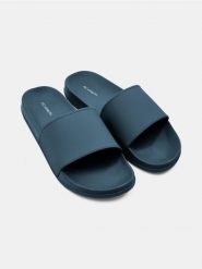 Klapki w stylu basic - niebieski. Niebieskie klapki męskie Sinsay, bez wzorów, bez zapięcia. Za 29.99 zł.