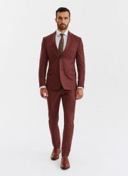 PAKO LORENTE – Gładkie spodnie garniturowe w kolorze brązowym. Brązowe eleganckie spodnie męskie Pako Lorente, bez wzorów, z poliesteru. Za 499.99 zł.