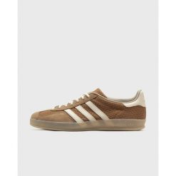 Uniseksowe buty sportowe ADIDAS GAZELLE INDOOR. Brązowe obuwie trekkingowe damskie Adidas, z gumy, bez zapięcia. Za 745.50 zł.