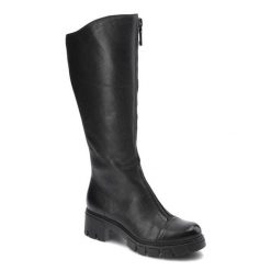 Czarne Kozaki Simen Damskie Eleganckie Buty Zimowe. Czarne kozaki damskie Simen, na zimę, bez wzorów, ze skóry, bez obcasa, bez zapięcia. Za 529.00 zł.