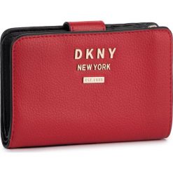Duży Portfel Damski DKNY - R911HB06 Rouge RGE. Czerwone portfele damskie DKNY, ze skóry. W wyprzedaży za 349.00 zł.