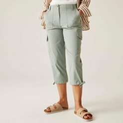 Spodnie turystyczne capri damskie Shorebella. Szare spodnie sportowe damskie Regatta, na lato, bez wzorów, z materiału, sportowe, trekkingowe. W wyprzedaży za 265.50 zł.