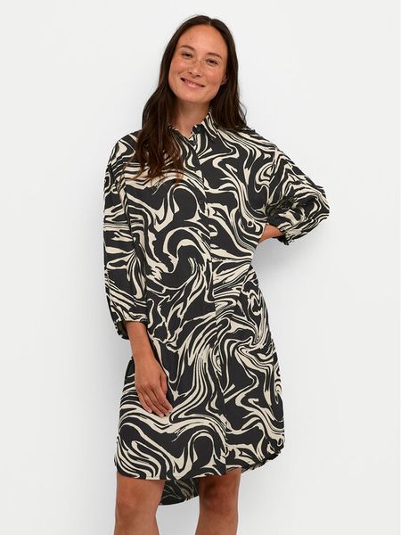 Kaffe Sukienka koszulowa Carmen 10508329 Czarny Loose Fit. Czarne sukienki damskie Kaffe, bez wzorów, z wiskozy, bez kołnierzyka, bez ramiączek, koszulowe. Za 129.99 zł.