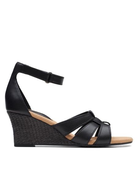 Clarks Sandały Kyarra Joy 26171242 Czarny. Czarne sandały damskie Clarks, bez wzorów, ze skóry, bez obcasa, na koturnie, bez zapięcia. Za 349.99 zł.