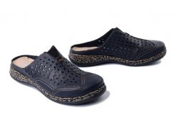 RIEKER 46395-14 blue, klapki damskie. Niebieskie klapki damskie Rieker, na lato, w ażurowe wzory, z gumy, bez obcasa, bez zapięcia. Za 299.90 zł.