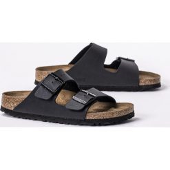 Birkenstock Arizona BF Klapki damskie czarne. Czarne klapki damskie Birkenstock, bez wzorów, z materiału, klasyczne, bez obcasa, bez zapięcia. Za 299.99 zł.